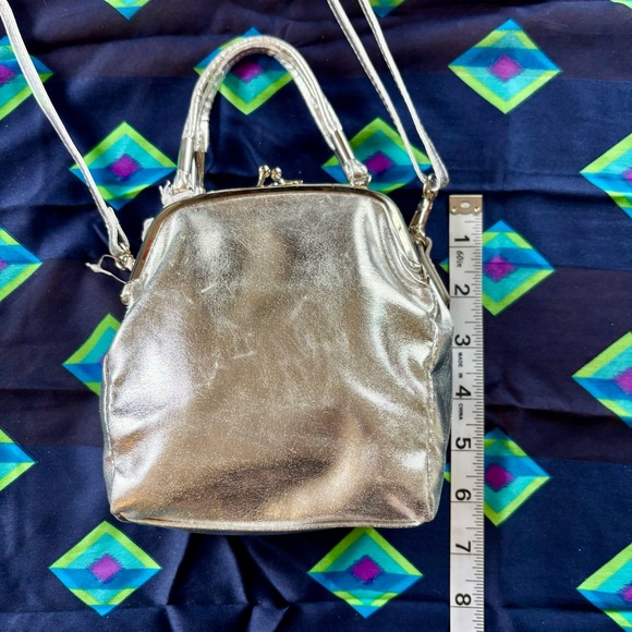 🩶 UO Silver Vegan Leather Crossbody Mini Purse w/ Kiss Lock Snap Closure NWT 🩶 - Picture 11 of 12